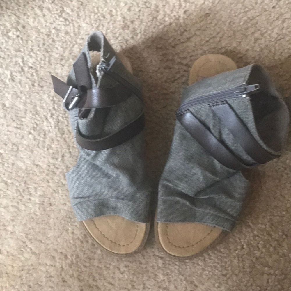 Blowfish gently used Sandals with leather straps.